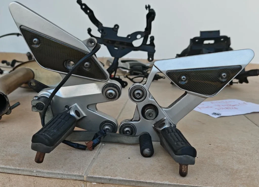 FAZER S2 600 2007-2011 FRONT FOOTREST FOOTPEGS COMPLETE SET WITH CARBON PROTECTION AND SENSOR
