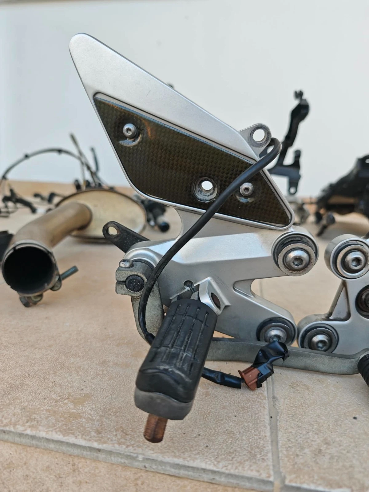 FAZER S2 600 2007-2011 FRONT FOOTREST FOOTPEGS COMPLETE SET WITH CARBON PROTECTION AND SENSOR - Image 4
