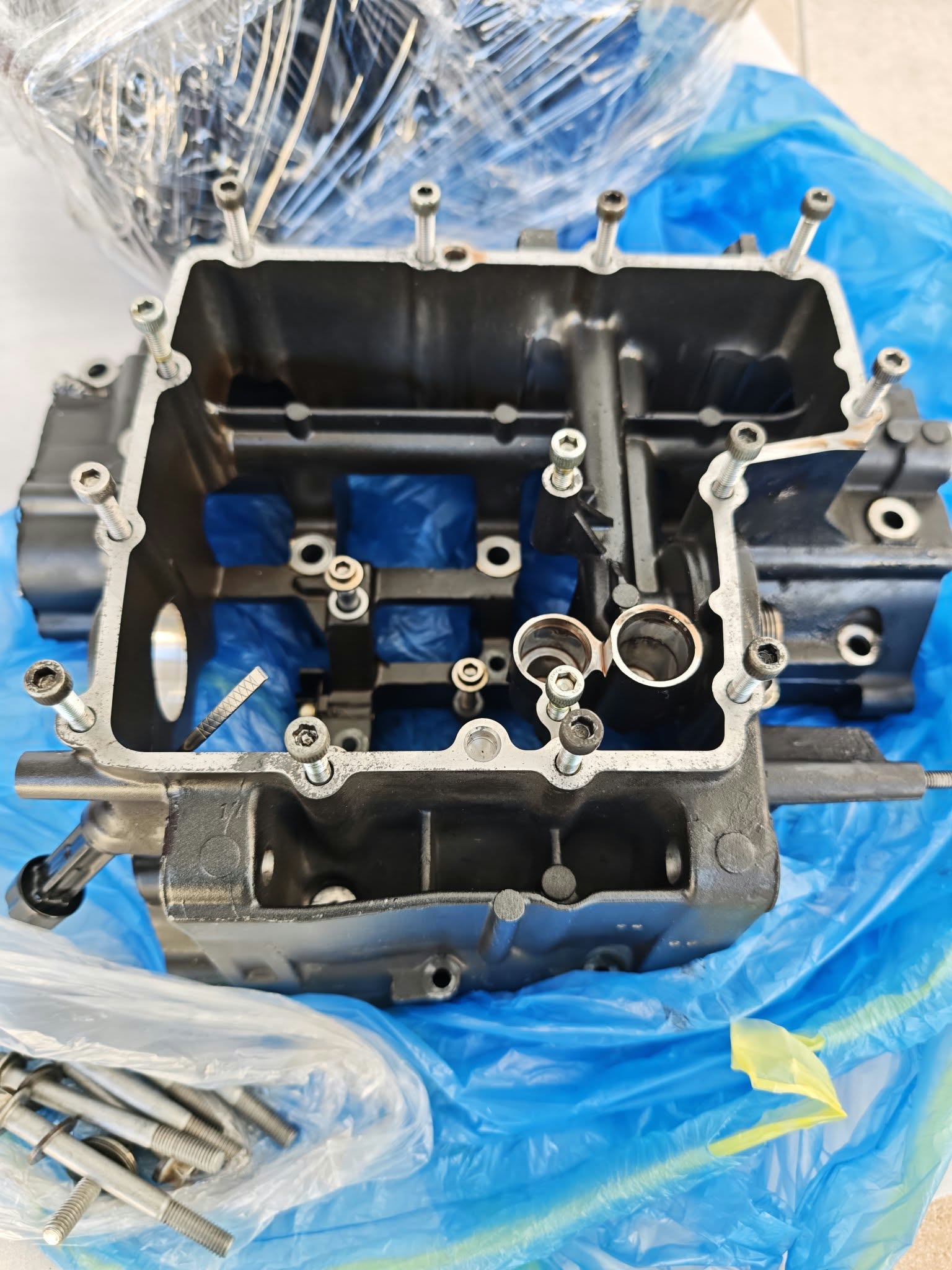 YAMAHA FAZER 600 S2 FZ6S 2007-2011 BOTH CRANKCASES ENGINE CASES 1B3151000100 - Image 7