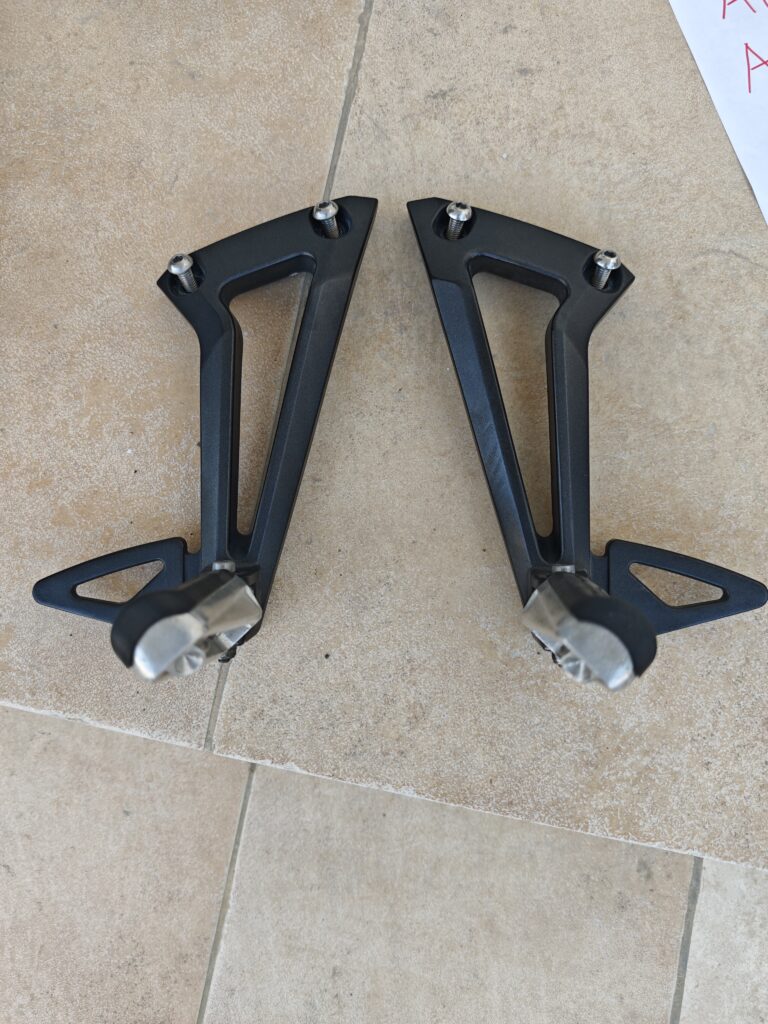 Yamaha FZ6 Fazer 600 S2 Rear pillion passenger footrests pegs 2007-2011