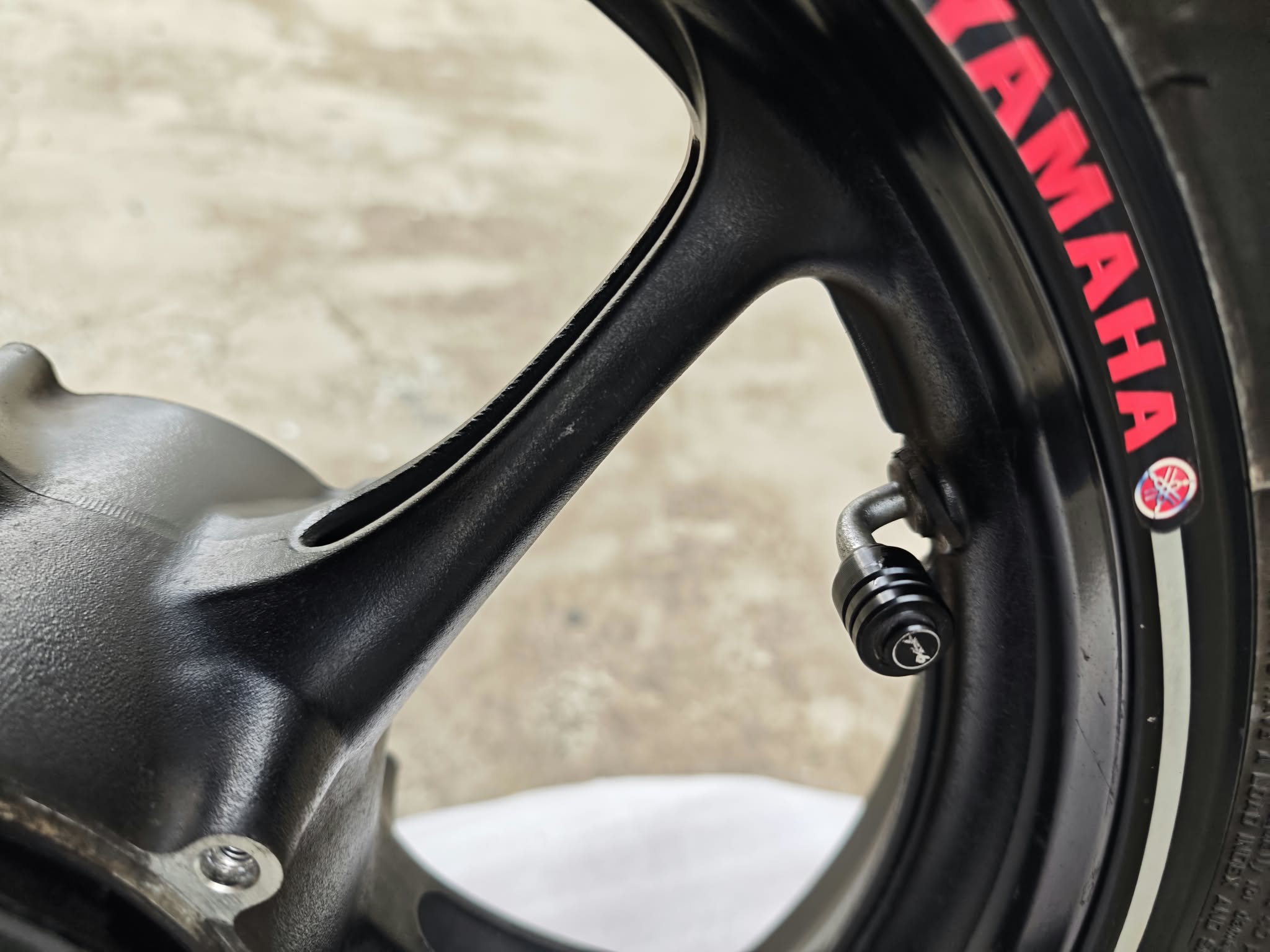 2008 YAMAHA FZ 6 S2 FAZER FRONT WHEEL ALLOY RIM + TYRE 4P5W25160098 - Image 9