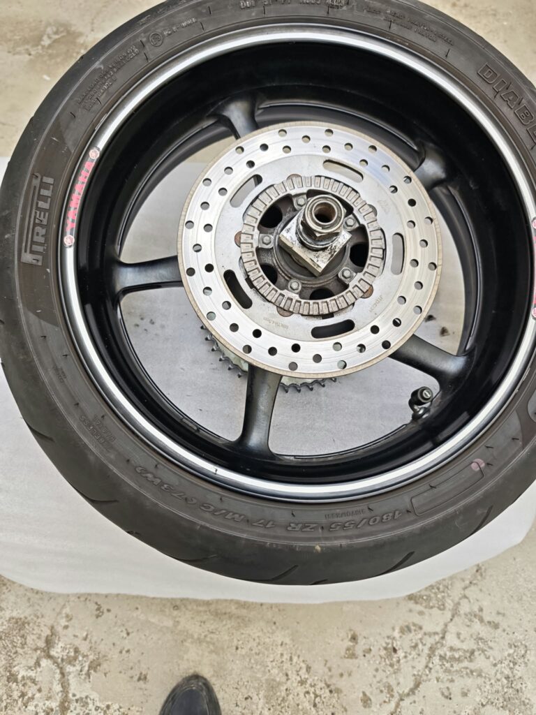 YAMAHA FAZER S2 600 FZ6 REAR RIM TYRE BRAKE DISC SPROCKET AXLE 4P5253380098