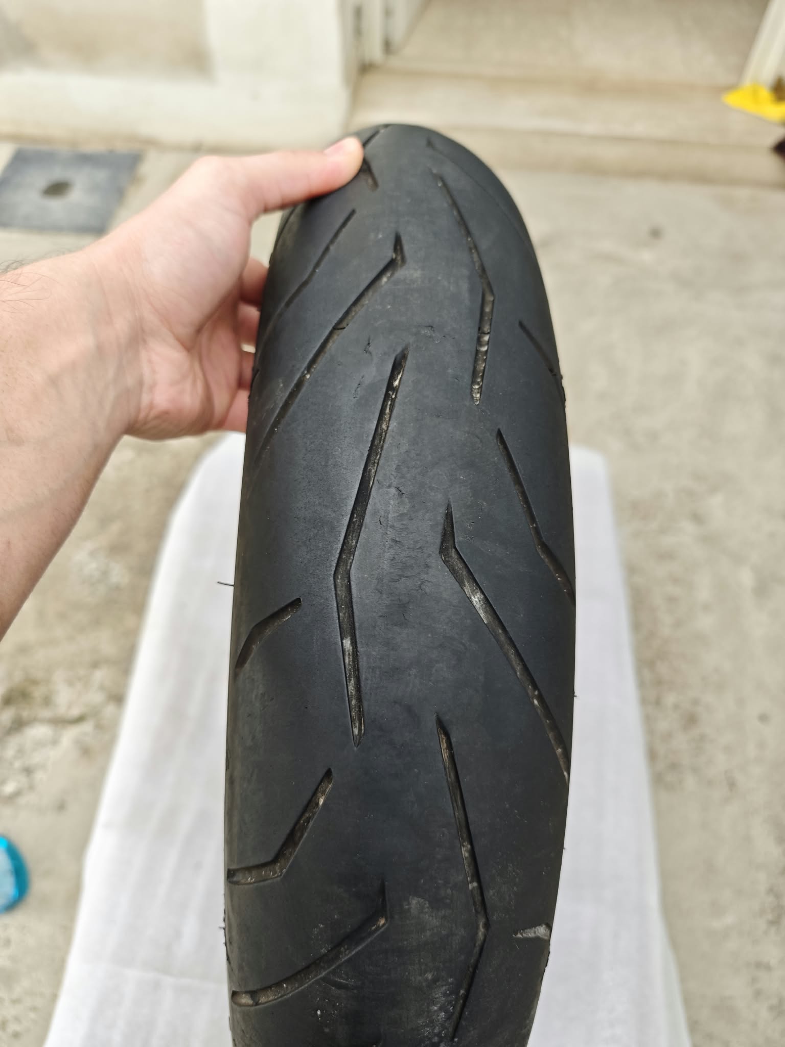2008 YAMAHA FZ 6 S2 FAZER FRONT WHEEL ALLOY RIM + TYRE 4P5W25160098 - Image 5