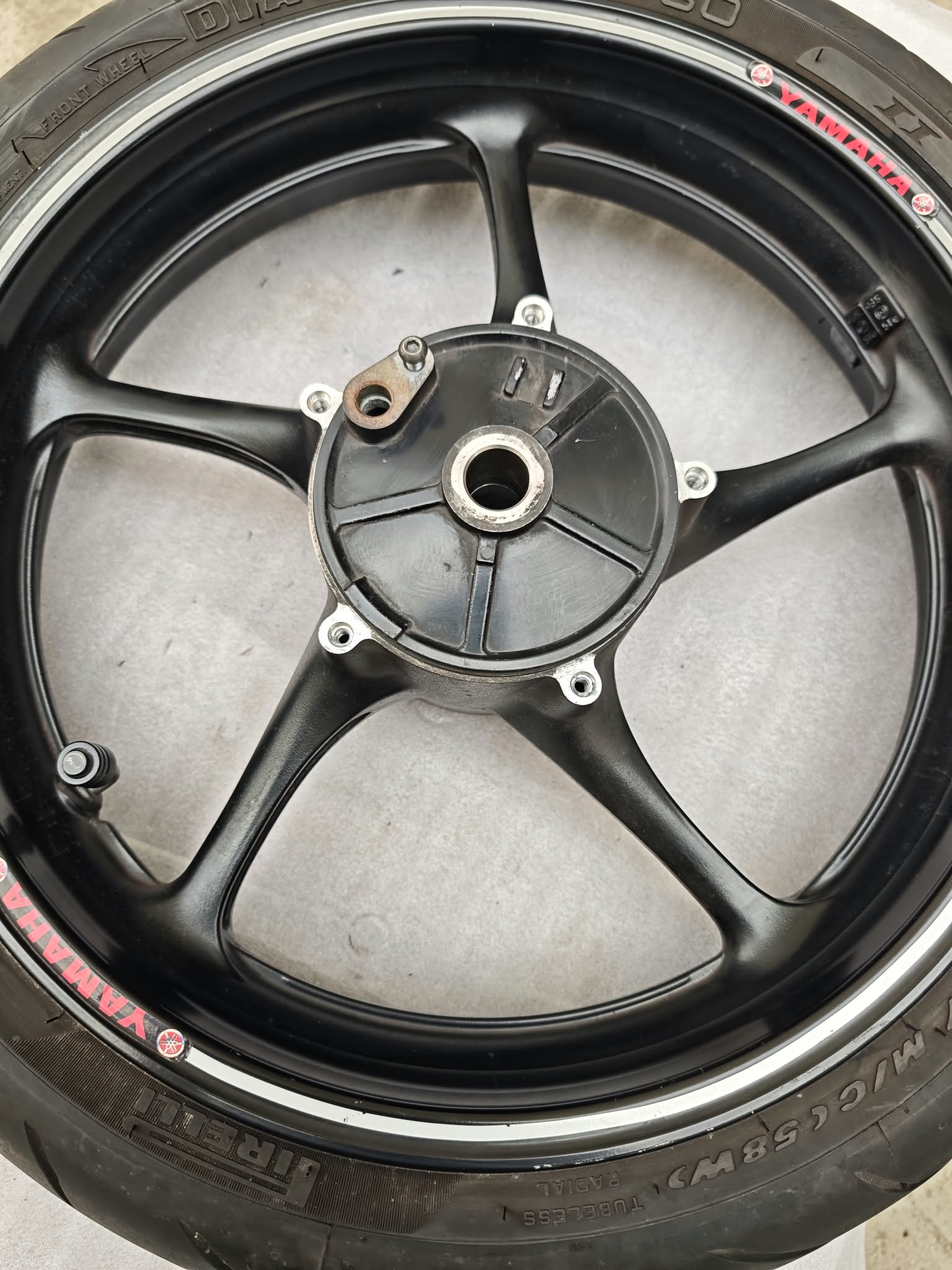 2008 YAMAHA FZ 6 S2 FAZER FRONT WHEEL ALLOY RIM + TYRE 4P5W25160098 - Image 4
