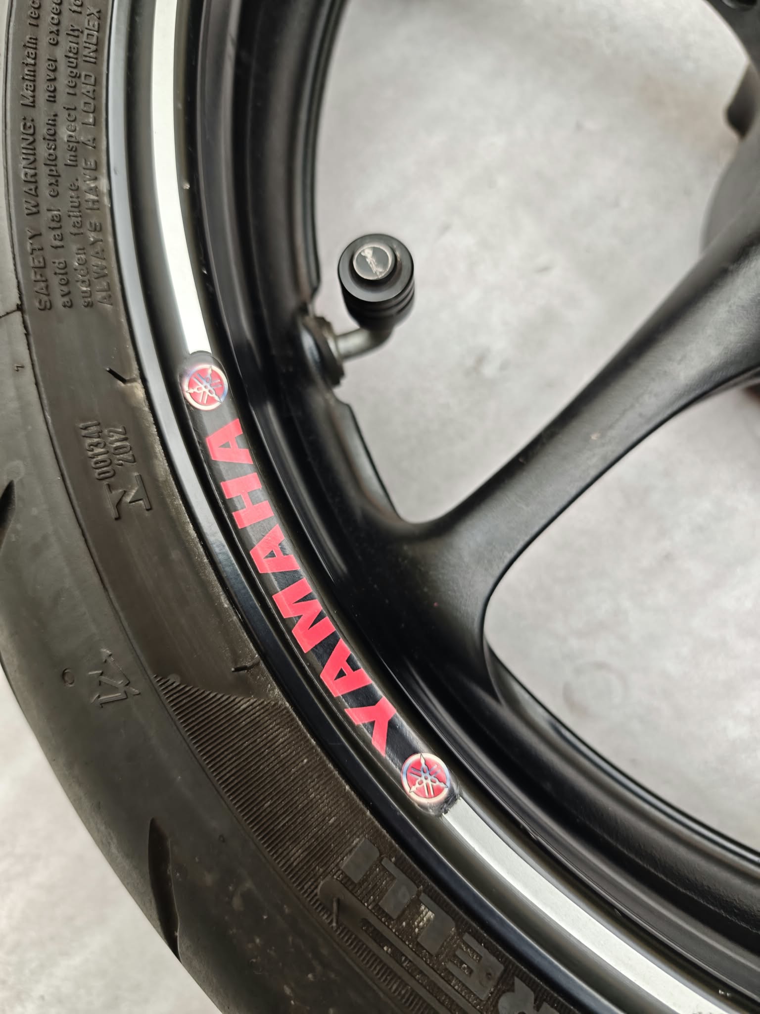 2008 YAMAHA FZ 6 S2 FAZER FRONT WHEEL ALLOY RIM + TYRE 4P5W25160098 - Image 3